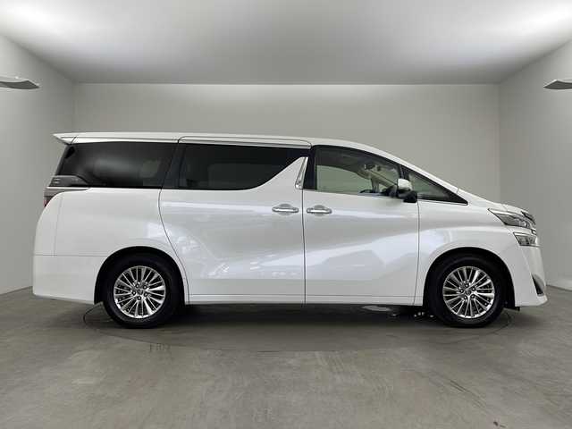 トヨタ ヴェルファイア V 兵庫県 2019(平31)年 4万km ホワイトパールクリスタルシャイン ・純正9インチナビ（CD/DVD/TV/BT/SD)/・両側パワースライドドア/・プリクラッシュセーフティ/・レーダークルーズコントロール/・クリアランスソナー/・オートマチックハイビーム/・レーントレーシングアシスト/・パーキングサポートブレーキ/・ロードサインアシスト/・先行者発進告知/・LEDヘッドライト/・パワーバックドア/・レザーシート/・シートヒーター/・シートベンチレーション/・パワーシート/・シートメモリー/・オットマン/・ビルトインETC2.0/・ドライブレコーダー/・ナノイー/・バックカメラ/・フロントカメラ/・純正１７インチAW/・プッシュスタート/・スペアキー/・自動防眩ミラー/・ステアリングリモコン