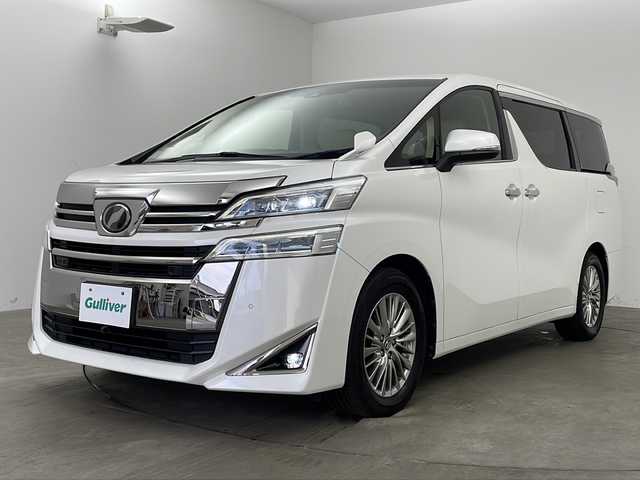トヨタ ヴェルファイア V 兵庫県 2019(平31)年 4万km ホワイトパールクリスタルシャイン ・純正9インチナビ（CD/DVD/TV/BT/SD)/・両側パワースライドドア/・プリクラッシュセーフティ/・レーダークルーズコントロール/・クリアランスソナー/・オートマチックハイビーム/・レーントレーシングアシスト/・パーキングサポートブレーキ/・ロードサインアシスト/・先行者発進告知/・LEDヘッドライト/・パワーバックドア/・レザーシート/・シートヒーター/・シートベンチレーション/・パワーシート/・シートメモリー/・オットマン/・ビルトインETC2.0/・ドライブレコーダー/・ナノイー/・バックカメラ/・フロントカメラ/・純正１７インチAW/・プッシュスタート/・スペアキー/・自動防眩ミラー/・ステアリングリモコン