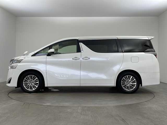 トヨタ ヴェルファイア V 兵庫県 2019(平31)年 4万km ホワイトパールクリスタルシャイン ・純正9インチナビ（CD/DVD/TV/BT/SD)/・両側パワースライドドア/・プリクラッシュセーフティ/・レーダークルーズコントロール/・クリアランスソナー/・オートマチックハイビーム/・レーントレーシングアシスト/・パーキングサポートブレーキ/・ロードサインアシスト/・先行者発進告知/・LEDヘッドライト/・パワーバックドア/・レザーシート/・シートヒーター/・シートベンチレーション/・パワーシート/・シートメモリー/・オットマン/・ビルトインETC2.0/・ドライブレコーダー/・ナノイー/・バックカメラ/・フロントカメラ/・純正１７インチAW/・プッシュスタート/・スペアキー/・自動防眩ミラー/・ステアリングリモコン