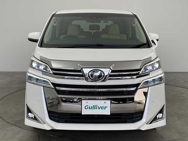 トヨタ ヴェルファイア V 兵庫県 2019(平31)年 4万km ホワイトパールクリスタルシャイン ・純正9インチナビ（CD/DVD/TV/BT/SD)/・両側パワースライドドア/・プリクラッシュセーフティ/・レーダークルーズコントロール/・クリアランスソナー/・オートマチックハイビーム/・レーントレーシングアシスト/・パーキングサポートブレーキ/・ロードサインアシスト/・先行者発進告知/・LEDヘッドライト/・パワーバックドア/・レザーシート/・シートヒーター/・シートベンチレーション/・パワーシート/・シートメモリー/・オットマン/・ビルトインETC2.0/・ドライブレコーダー/・ナノイー/・バックカメラ/・フロントカメラ/・純正１７インチAW/・プッシュスタート/・スペアキー/・自動防眩ミラー/・ステアリングリモコン