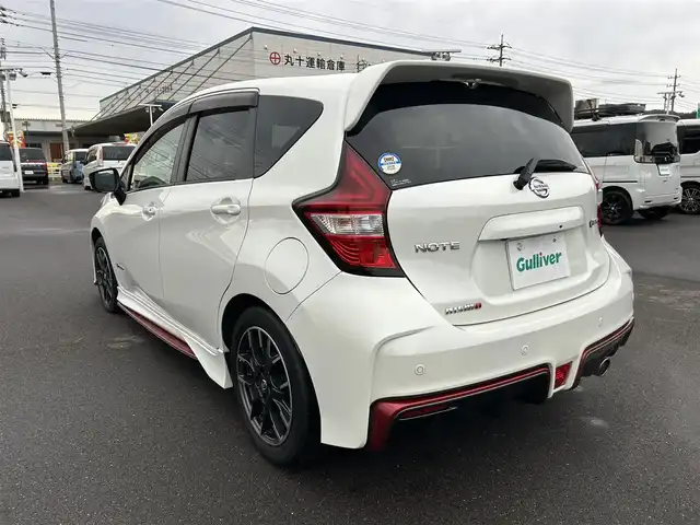 日産 ノート e－パワー ニスモ 岡山県 2017(平29)年 6.7万km ブリリアントホワイトパール 登録時走行距離66.721km/純正ナビ:MM316D-W/(AM/FM/DISC/SD/Bluetooth)/エマージェンシーブレーキ/アラウンドビューモニター/車線逸脱防止支援システム/ 車両接近通報装置/前後コーナーセンサー/スペアキー×1/デジタルインナーミラー/ドライブレコーダー/ETC/プッシュスタート/スマートキー