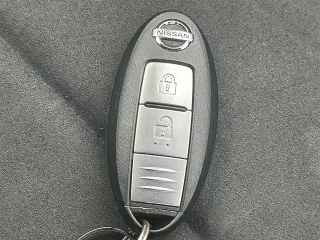 日産 ノート e－パワー ニスモ 岡山県 2017(平29)年 6.7万km ブリリアントホワイトパール 登録時走行距離66.721km/純正ナビ:MM316D-W/(AM/FM/DISC/SD/Bluetooth)/エマージェンシーブレーキ/アラウンドビューモニター/車線逸脱防止支援システム/ 車両接近通報装置/前後コーナーセンサー/スペアキー×1/デジタルインナーミラー/ドライブレコーダー/ETC/プッシュスタート/スマートキー