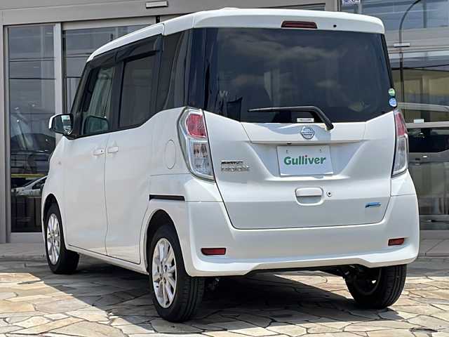 日産 デイズ ルークス X Vセレクション 静岡県 2016(平28)年 7.2万km ホワイトパール 純正SDナビ/・CD/・DVD/・フルセグTV/・USB/・AM/・FM/主要装備/・衝突軽減/・横滑り防止装置/・全方位カメラ/・両側パワースライドドア/・ETC/・前方ドラレコ/・ステアリングスイッチ/・純正フロアマット/・純正アルミホイール