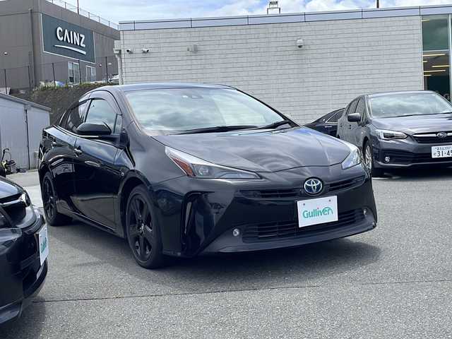 トヨタ プリウス 山梨県 2021(令3)年 6.8万km 黒 純正ナビ付きディスプレイオーディオ　/全周囲カメラ　/１００Ｖ電源　/フルセグテレビ　/クルーズコントロール/前後ドライブレコーダー　/ビルトインＥＴＣ　/合皮シート　/前席シートヒーター　/衝突軽減装置　/クリアランスソナー　/車線逸脱警報　/スマートキー/プッシュスタート/純正アルミホイール/LEDヘッドランプ/純正フロアマット/カーテンエアバック/オートライト