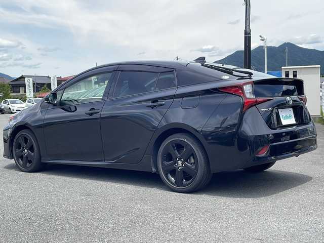 トヨタ プリウス 山梨県 2021(令3)年 6.8万km 黒 純正ナビ付きディスプレイオーディオ　/全周囲カメラ　/１００Ｖ電源　/フルセグテレビ　/クルーズコントロール/前後ドライブレコーダー　/ビルトインＥＴＣ　/合皮シート　/前席シートヒーター　/衝突軽減装置　/クリアランスソナー　/車線逸脱警報　/スマートキー/プッシュスタート/純正アルミホイール/LEDヘッドランプ/純正フロアマット/カーテンエアバック/オートライト