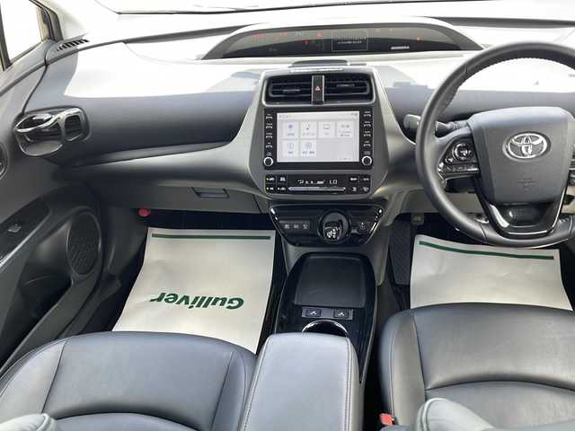 トヨタ プリウス 山梨県 2021(令3)年 6.8万km 黒 純正ナビ付きディスプレイオーディオ　/全周囲カメラ　/１００Ｖ電源　/フルセグテレビ　/クルーズコントロール/前後ドライブレコーダー　/ビルトインＥＴＣ　/合皮シート　/前席シートヒーター　/衝突軽減装置　/クリアランスソナー　/車線逸脱警報　/スマートキー/プッシュスタート/純正アルミホイール/LEDヘッドランプ/純正フロアマット/カーテンエアバック/オートライト