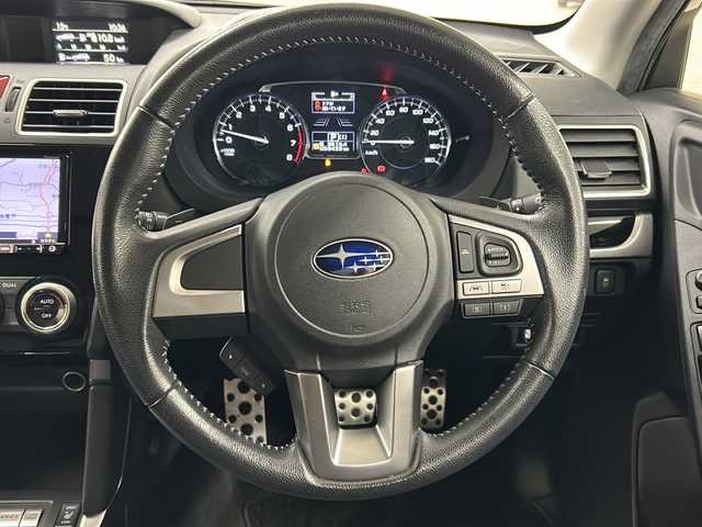 スバル フォレスター S－リミテッド 長崎県 2017(平29)年 6万km クリスタルホワイトP 純正ナビ（AVIC-RZ900）/・フルセグ/・DVD/・Bluetooth/アイサイト/・レーンキープアシスト/・先行車発信告知/・ブラインドスポットモニター/・オートハイビーム/全席シートヒーター/前席パワーシート/LEDヘッドライト/ETC/ルーフレール/クルーズコントロール/黒革ハンドル/スマートキー/アイドリングストップ