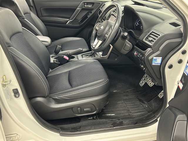 スバル フォレスター S－リミテッド 長崎県 2017(平29)年 6万km クリスタルホワイトP 純正ナビ（AVIC-RZ900）/・フルセグ/・DVD/・Bluetooth/アイサイト/・レーンキープアシスト/・先行車発信告知/・ブラインドスポットモニター/・オートハイビーム/全席シートヒーター/前席パワーシート/LEDヘッドライト/ETC/ルーフレール/クルーズコントロール/黒革ハンドル/スマートキー/アイドリングストップ