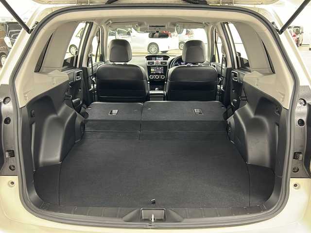 スバル フォレスター S－リミテッド 長崎県 2017(平29)年 6万km クリスタルホワイトP 純正ナビ（AVIC-RZ900）/・フルセグ/・DVD/・Bluetooth/アイサイト/・レーンキープアシスト/・先行車発信告知/・ブラインドスポットモニター/・オートハイビーム/全席シートヒーター/前席パワーシート/LEDヘッドライト/ETC/ルーフレール/クルーズコントロール/黒革ハンドル/スマートキー/アイドリングストップ