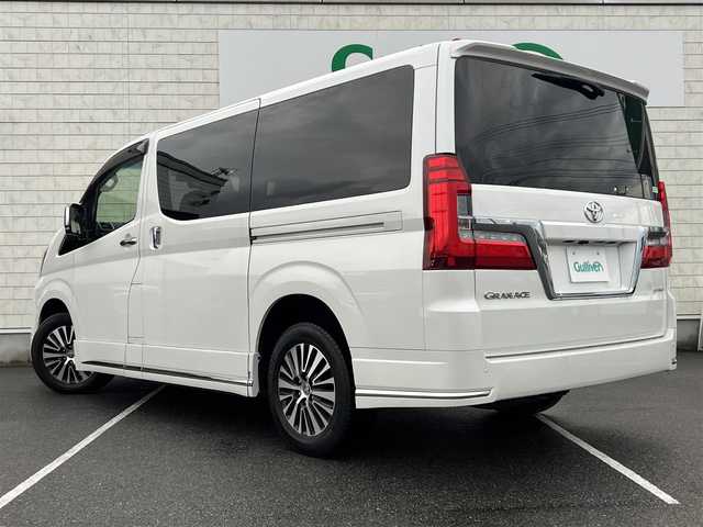 トヨタ グランエース プレミアム 栃木県 2022(令4)年 7.5万km ホワイトパールクリスタルシャイン 禁煙車/ディスプレイオーディオ/・AM/FM/Bluetooth/・USB/Miracast/安全装備/・ブラインドスポットモニター/・プリクラッシュセーフティーシステム/・コーナーセンサー/・レーダークルーズコントロール/・パノラミックビューモニター/・パーキングサポートブレーキ/・横滑り防止装置/・ロードサインアシスト/LEDヘッドライト/フォグランプ/両側電動スライドドア/パワーシート/シートヒーター/オットマン/デジタルインナーミラー/純正フロアマット/純正17インチアルミホイール/純正ビルトインETC2.0/プッシュスタート/スマートキー/電動格納ドアミラー/保証書/スペアキー/取扱説明書