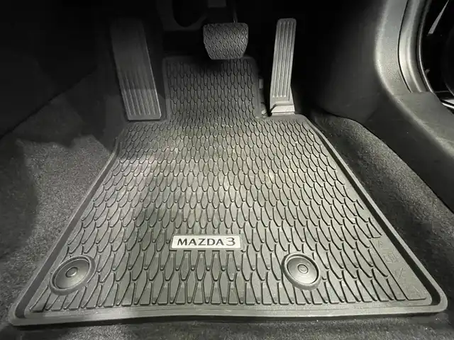 マツダ マツダ３ファストバック 15S 鹿児島県 2025(令7)年 0.5万km ジェットブラックマイカ 15S ブラックセレクション/禁煙/純正ナビ/バックカメラ/スマートブレーキサポート/レーンキープアシスト/誤発進抑制機能/追従型クルーズコントロール/ブラインドスポットモニター/ヘッドアップディスプレイ/運転席メモリー機能付きパワーシート/前席シートヒーター/前後コーナーセンサー/純正フロアマット/純正アルミホイール