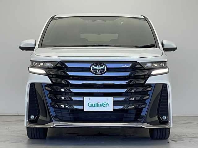 トヨタ ヴェルファイア ハイブリット Z プレミア 愛知県 2024(令6)年 2.1万km プラチナホワイトパールマイカ 衝突軽減システム/純正14型ディズプレイオーディオ　ナビあり/フリップダウンモニター/三眼LEDヘッドライト/全方位カメラ/両側パワースライドドア/ユニバーサルステップ/ガラスルーフ/レーダークルーズコントロール/シートヒーター/エアシート/フルセグ/Bluetooth/バックカメラ/電動リアゲート/パワーシート/ヘッドアップディスプレイ/コーナーセンサー/純正アルミホイール/ETC2.0/ブラインドスポットモニター/パドルシフト/ステアリングヒーター/インテリジェントミラー/リアオートエアコン/オートマチックハイビーム/置くだけ充電機/ステアリングスイッチ/スマートキー/プッシュスタート