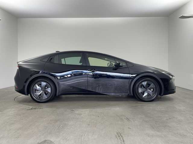 トヨタ プリウス U 兵庫県 2024(令6)年 1.9万km アティチュードブラックマイカ ・純正ディスプレイオーディオ/・BT/USB/Miracast/フルセグTV/・パノラミックビューモニター/・レーンディパーチャーアラート/・ブラインドスポットモニター/・プリクラッシュセーフティ/・プロアクティブドライビングアシスト/・クリアランスソナー/・リヤクロストラフィックアラート/・後方車両接近告知/・セカンダリーコリジョンブレーキ/・リヤカメラディテクション/・パーキングサポートブレーキ/・安心降車アシスト/・周辺車両接近時サポート/・ロードサインアシスト/・発進遅れ告知/・前後コーナーセンサー/・オートエアコン/・AC100V充電/・ビルトインETC2.0/・オートエアコン/・純正フロアマット/・LEDオートライト/・オートマチックハイビーム