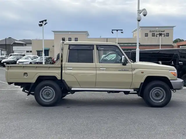 トヨタ ランドクルーザー 長崎県 2015(平27)年 2.4万km ベージュ 社外ディスプレイオーディオ/バックカメラ/革調ブラウンシートカバー/ドライブレコーダー/LEDヘッドライト/ETC