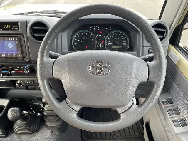 トヨタ ランドクルーザー 長崎県 2015(平27)年 2.4万km ベージュ 社外ディスプレイオーディオ/バックカメラ/革調ブラウンシートカバー/ドライブレコーダー/LEDヘッドライト/ETC