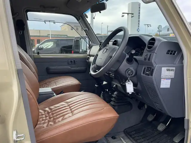 トヨタ ランドクルーザー 長崎県 2015(平27)年 2.4万km ベージュ 社外ディスプレイオーディオ/バックカメラ/革調ブラウンシートカバー/ドライブレコーダー/LEDヘッドライト/ETC