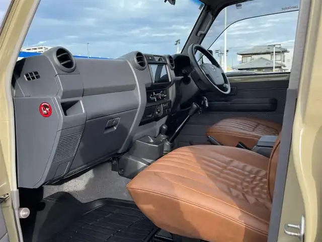 トヨタ ランドクルーザー 長崎県 2015(平27)年 2.4万km ベージュ 社外ディスプレイオーディオ/バックカメラ/革調ブラウンシートカバー/ドライブレコーダー/LEDヘッドライト/ETC