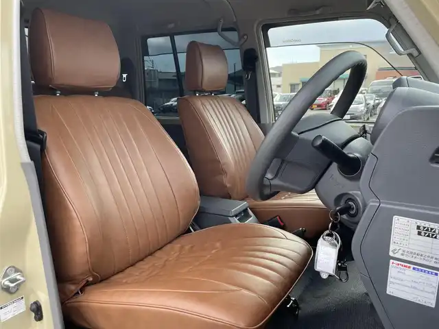 トヨタ ランドクルーザー 長崎県 2015(平27)年 2.4万km ベージュ 社外ディスプレイオーディオ/バックカメラ/革調ブラウンシートカバー/ドライブレコーダー/LEDヘッドライト/ETC