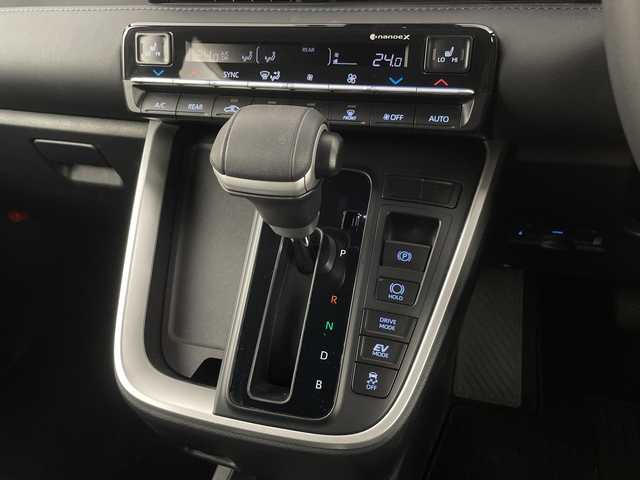 トヨタ ヴォクシー ハイブリッド S－Z 埼玉県 2023(令5)年 2.5万km アティチュードブラックマイカ トヨタセーフティセンス/純正10.5インチナビ機能付きディスプレイオーディオ/CD/DVD/Bluetooth/フルセグ//バックカメラ/13.2型有機EL後席ディスプレイ/両側パワースライドドア/前後ドライブレコーダー/ハーフレザーシート/1列目・2列目シートヒーター/オットマン/電動リアゲート/純正１７インチアルミホイール/プッシュスタート/スマートキー/スペアキー１本