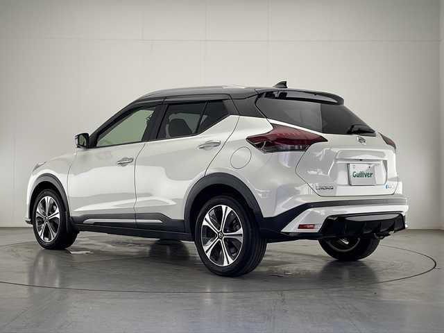 日産 キックス X 宮崎県 2020(令2)年 3.8万km ブリリアントホワイトパール/ピュアブラック 2トーン 禁煙車/エマージェンシーブレーキ/純正9型ナビＴＶ/（CD/DVD/Bluetooth/FMAM/フルセグTV)/純正LEDオートライト/純正LEDフォグ/純正17インチアルミ/純正フロアマット/プロパイロット/アラウンドビューモニター/電子パーキング/オートホールド/ウインカードアミラー/ハーフレザーシート/オートエアコン/本革巻ハンドル/インテリジェントキー/プッシュエンジンスタート/スペアキー/新車時保証書/取扱い説明書