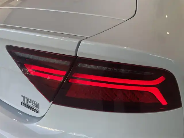 アウディ Ａ７ SB 2．0 TFSI クワトロ 愛知県 2015(平27)年 5.5万km グレイシアホワイトメタリック 純正ＯＰホイール　/茶革シート　/ＢＯＳＥサウンド　/アシスタンスＰＫＧ　/マトリクスＬＥＤ　/アウディサイドアシスト/アウディアクティブレーンアシスト　/アダプティブクルーズコントロール　/ＭＭＩナビゲーション/Bluetooth/バックカメラ/フルセグTV/パワーバックドア/パワーシート/ETC/プッシュスタート/ウィンカーミラー/アイドリングストップ