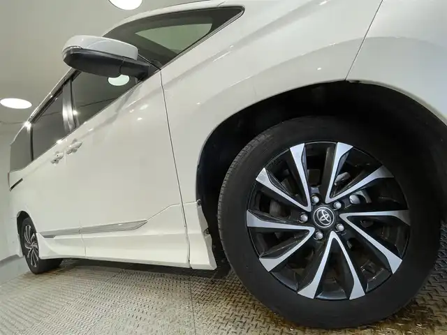 トヨタ ノア ハイブリッド S－Z 愛知県 2024(令6)年 1.7万km ホワイトパールクリスタルシャイン 純正１０．５インチディスプレイオーディオＰｌｕｓ　/（AM/FM/フルセグTV/CarPlay/Miracast/CD・DVD再生）/CD・DVDデッキ/純正フリップダウンモニター　/モデリスタフルエアロ　/快適利便パッケージ　/　　ハンズフリー両側パワースライドドア/　　パワーバックドア/　　ステアリングヒーター/　　キャプテンシート/　　シートヒーター・オットマン/ＡＣ１００Ｖ　/トヨタセーフティセンス　/　　プリクラッシュセーフティ/　　レーントレーニングアシスト＋レーンディパーチャーアラート/　　レーダークルーズコントロール（ACC)/　　オートマチックハイビーム/　　ロードサインアシスト/　　発進遅れ告知機能/ブラインドスポットモニター/デジタルインナーミラー　/クリアランスソナー/ビルトインETC2.0/前後ドライブレコーダー/バックカメラ/LEDヘッドライト/LEDフォグランプ/ヒッチメンバー