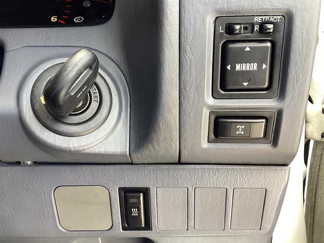 トヨタ ランドクルーザー プラド TX－LTD ワイド 京都府 2001(平13)年 17.8万km ホワイト/シルバーM ワンオーナー/3.0Ｌディーゼルターボ４ＷＤ/電動サンルーフ/ルーフレール/寒冷地仕様/　 ２バッテリー/リアヒーター/社外ルーフキャリア/背面タイヤ/ＲＡＹＳ16インチアルミ/社外メモリーナビ/　 CD DVD BT SD フルセグＴＶ/ETC/サイドステップ/社外ＬＥＤヘッドライト/社外ＬＥＤフォグ/キーレスエントリー/アクティブＴＲＣ/マルチインフォメーション/アイドルＵＰ/スペアキー/新車保証書/取扱説明書