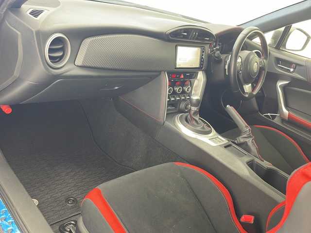 トヨタ ８６ GT 沖縄県 2019(令1)年 4.4万km クリスタルブラックシリカ 純正SDナビ【NSZT-W68T】/　CD/DVD/Bluetooth/フルセグ/バックカメラ/ETC/ドライブレコーダー/クルーズコントロール/LEDヘッドライト/オートライト/純正17インチAW/純正フロアマット/プッシュスタート/スマートキー/保証書