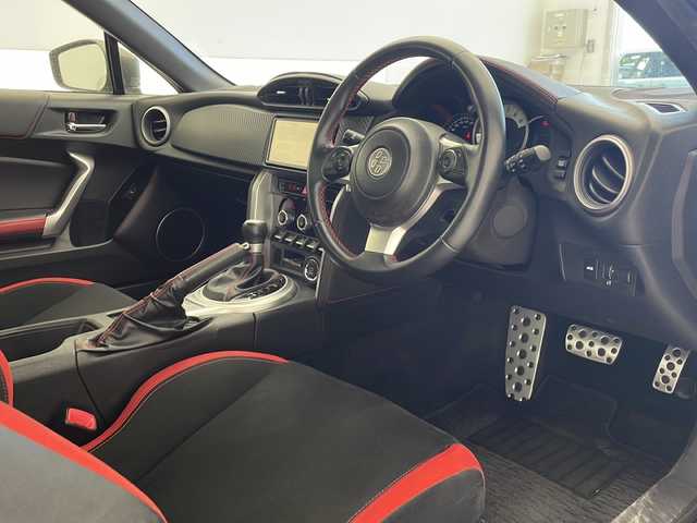トヨタ ８６ GT 沖縄県 2019(令1)年 4.4万km クリスタルブラックシリカ 純正SDナビ【NSZT-W68T】/　CD/DVD/Bluetooth/フルセグ/バックカメラ/ETC/ドライブレコーダー/クルーズコントロール/LEDヘッドライト/オートライト/純正17インチAW/純正フロアマット/プッシュスタート/スマートキー/保証書