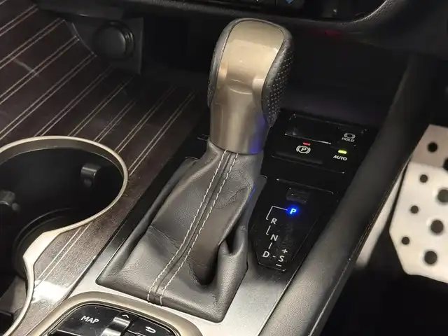 レクサス ＲＸ 450h Fスポーツ 三重県 2018(平30)年 6.1万km ホワイトノーヴァガラスフレーク ハイブリッド/FF/MTモード付フロアCVT/12.3インチナビ（AM/FM/CD/DVD/Blu-ray/SDREC/SD/USB/Bluetooth/AUX/TV）/パノラミックビューモニター/マークレビンソン プレミアムサラウンドサウンドシステム/TRDエアロ（F/S/R下）/ETC2.0/LEXUS Safety System＋/●プリクラッシュセーフティ/●レーンキーピングアシスト/●レーダークルコン（全車速追従機能付）/●アダプティブハイビームシステム/・ブラインドスポットモニター＆リヤクロストラフィックアラート・オートブレーキ/・先行車発進告知機能/など/装備/・セミアニリン本革シート（黒）/・電動ランバーサポート付10wayパワーシート（Dメモリー付/N）/・シートヒーター＆ベンチレーション（D/N）/・ステアリングヒーター/・ハンズフリーパワーバックドア/・AC100Vコンセント（100W）/・カラーヘッドアップディスプレイ/・3眼フルLEDヘッドランプ/・パドルシフト/・左右独立オートエアコン/・電動チルト&テレスコピックステアリング/・ステアリングスイッチ/・純正20inAW/・スマートキーx1/・保/取/ナビ取/など