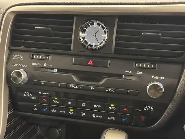 レクサス ＲＸ 450h Fスポーツ 三重県 2018(平30)年 6.1万km ホワイトノーヴァガラスフレーク ハイブリッド/FF/MTモード付フロアCVT/12.3インチナビ（AM/FM/CD/DVD/Blu-ray/SDREC/SD/USB/Bluetooth/AUX/TV）/パノラミックビューモニター/マークレビンソン プレミアムサラウンドサウンドシステム/TRDエアロ（F/S/R下）/ETC2.0/LEXUS Safety System＋/●プリクラッシュセーフティ/●レーンキーピングアシスト/●レーダークルコン（全車速追従機能付）/●アダプティブハイビームシステム/・ブラインドスポットモニター＆リヤクロストラフィックアラート・オートブレーキ/・先行車発進告知機能/など/装備/・セミアニリン本革シート（黒）/・電動ランバーサポート付10wayパワーシート（Dメモリー付/N）/・シートヒーター＆ベンチレーション（D/N）/・ステアリングヒーター/・ハンズフリーパワーバックドア/・AC100Vコンセント（100W）/・カラーヘッドアップディスプレイ/・3眼フルLEDヘッドランプ/・パドルシフト/・左右独立オートエアコン/・電動チルト&テレスコピックステアリング/・ステアリングスイッチ/・純正20inAW/・スマートキーx1/・保/取/ナビ取/など