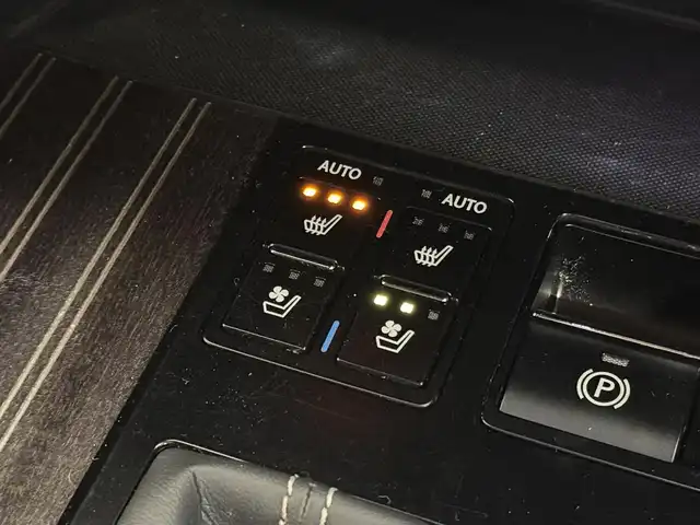 レクサス ＲＸ 450h Fスポーツ 三重県 2018(平30)年 6.1万km ホワイトノーヴァガラスフレーク ハイブリッド/FF/MTモード付フロアCVT/12.3インチナビ（AM/FM/CD/DVD/Blu-ray/SDREC/SD/USB/Bluetooth/AUX/TV）/パノラミックビューモニター/マークレビンソン プレミアムサラウンドサウンドシステム/TRDエアロ（F/S/R下）/ETC2.0/LEXUS Safety System＋/●プリクラッシュセーフティ/●レーンキーピングアシスト/●レーダークルコン（全車速追従機能付）/●アダプティブハイビームシステム/・ブラインドスポットモニター＆リヤクロストラフィックアラート・オートブレーキ/・先行車発進告知機能/など/装備/・セミアニリン本革シート（黒）/・電動ランバーサポート付10wayパワーシート（Dメモリー付/N）/・シートヒーター＆ベンチレーション（D/N）/・ステアリングヒーター/・ハンズフリーパワーバックドア/・AC100Vコンセント（100W）/・カラーヘッドアップディスプレイ/・3眼フルLEDヘッドランプ/・パドルシフト/・左右独立オートエアコン/・電動チルト&テレスコピックステアリング/・ステアリングスイッチ/・純正20inAW/・スマートキーx1/・保/取/ナビ取/など