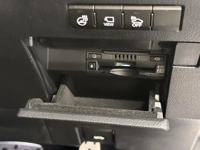 レクサス ＲＸ 450h Fスポーツ 三重県 2018(平30)年 6.1万km ホワイトノーヴァガラスフレーク ハイブリッド/FF/MTモード付フロアCVT/12.3インチナビ（AM/FM/CD/DVD/Blu-ray/SDREC/SD/USB/Bluetooth/AUX/TV）/パノラミックビューモニター/マークレビンソン プレミアムサラウンドサウンドシステム/TRDエアロ（F/S/R下）/ETC2.0/LEXUS Safety System＋/●プリクラッシュセーフティ/●レーンキーピングアシスト/●レーダークルコン（全車速追従機能付）/●アダプティブハイビームシステム/・ブラインドスポットモニター＆リヤクロストラフィックアラート・オートブレーキ/・先行車発進告知機能/など/装備/・セミアニリン本革シート（黒）/・電動ランバーサポート付10wayパワーシート（Dメモリー付/N）/・シートヒーター＆ベンチレーション（D/N）/・ステアリングヒーター/・ハンズフリーパワーバックドア/・AC100Vコンセント（100W）/・カラーヘッドアップディスプレイ/・3眼フルLEDヘッドランプ/・パドルシフト/・左右独立オートエアコン/・電動チルト&テレスコピックステアリング/・ステアリングスイッチ/・純正20inAW/・スマートキーx1/・保/取/ナビ取/など