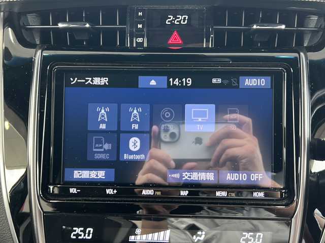 トヨタ ハリアー エレガンス GRスポーツ 鳥取県 2018(平30)年 6.2万km ブラック ワンオーナー/スマートキーx２個/GR専用ハーフレザー/GR専用19インチAW/GR専用サスペンション/GR専用メーターパネル/GR専用ステアリング/GR専用ホワイトキャリパー/GR専用カーボン調インパネ/GR専用ディフューザー/純正８インチワイドナビ/フルセグ・Bluetooth/バックカメラ/プリクラッシュセーフティ/レーンデパーチャーアラート/オートハイビーム/レーダークルーズ/D席パワーシート/オートリトラクトミラー/インパネカップホルダー/LEDヘッドライト/LEDフォグライト/ビルトインETC/保証書・取説