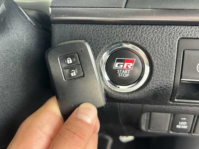 トヨタ ハリアー エレガンス GRスポーツ 鳥取県 2018(平30)年 6.2万km ブラック ワンオーナー/スマートキーx２個/GR専用ハーフレザー/GR専用19インチAW/GR専用サスペンション/GR専用メーターパネル/GR専用ステアリング/GR専用ホワイトキャリパー/GR専用カーボン調インパネ/GR専用ディフューザー/純正８インチワイドナビ/フルセグ・Bluetooth/バックカメラ/プリクラッシュセーフティ/レーンデパーチャーアラート/オートハイビーム/レーダークルーズ/D席パワーシート/オートリトラクトミラー/インパネカップホルダー/LEDヘッドライト/LEDフォグライト/ビルトインETC/保証書・取説