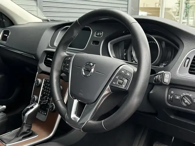 ボルボ Ｖ４０ D4 インスクリプション 茨城県 2018(平30)年 3万km 赤 後期型　/インテリセーフ　/ＡＣＣ　/ＬＫＡ　/ＢＬＩＳ　/Ｂカメラ　/パークセンサー　/黒革　/シートヒーター　/Ｍ付パワーシート　/ナビ　/ＴＶ　/ＢＴ　/ＵＳＢ/ＤＶＤ　/ＬＥＤヘッドライト　/オートライト　/ＥＴＣ　/純正ドラレコ/禁煙車