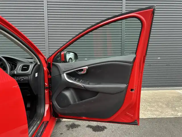 ボルボ Ｖ４０ D4 インスクリプション 茨城県 2018(平30)年 3万km 赤 後期型　/インテリセーフ　/ＡＣＣ　/ＬＫＡ　/ＢＬＩＳ　/Ｂカメラ　/パークセンサー　/黒革　/シートヒーター　/Ｍ付パワーシート　/ナビ　/ＴＶ　/ＢＴ　/ＵＳＢ/ＤＶＤ　/ＬＥＤヘッドライト　/オートライト　/ＥＴＣ　/純正ドラレコ/禁煙車