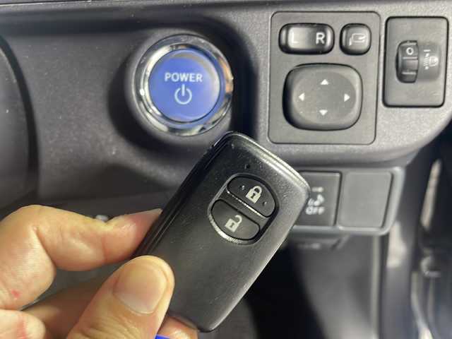 トヨタ アクア S 沖縄県 2015(平27)年 7.1万km ブルーイッシュグレーM 県外仕入/禁煙車/純正ナビ(フルセグＴＶ Ｂｌｕｅｔｏｏｔｈ ＣＤ　ＤＶＤ)/バックカメラ/イモビライザーシステム/前後方向ドライブレコーダー/プッシュスタート/ビルトインＥＴＣ/スペアキー/純正フロアマット/スタットレスタイヤ/社外アルミ