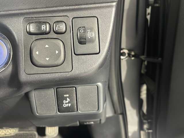 トヨタ アクア S 沖縄県 2015(平27)年 7.1万km ブルーイッシュグレーM 県外仕入/禁煙車/純正ナビ(フルセグＴＶ Ｂｌｕｅｔｏｏｔｈ ＣＤ　ＤＶＤ)/バックカメラ/イモビライザーシステム/前後方向ドライブレコーダー/プッシュスタート/ビルトインＥＴＣ/スペアキー/純正フロアマット/スタットレスタイヤ/社外アルミ