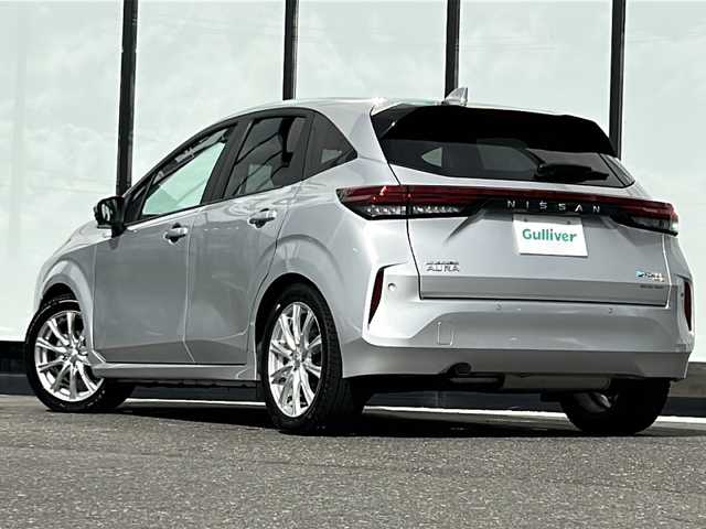 日産 オーラ G FOUR 山形県 2023(令5)年 0.3万km ブリリアントシルバー ４WD/社外ナビ/Bluetooth/フルセグTV/インテリジェントアラウンドビューモニター/インテリジェント エマージェンシーブレーキ/踏み間違い衝突防止アシスト/車線逸脱警報/ふらつき警報/フロント&バックソナー/後側方衝突防止支援システム/後退時車両検知警報/横滑り防止装置/ドライブモードセレクター/ECOモード/EVモード/前席シートヒーター/ステアリングヒーター/ステアリングスイッチ/革巻きステアリング/ハーフレザーシート/ビルトインETC/純正フロアマット/プッシュスタート/LEDヘッドライト/オートライト/フォグランプ/オートマチックハイビーム/スマートキー/スペアキー