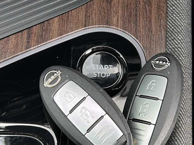 日産 オーラ G FOUR 山形県 2023(令5)年 0.3万km ブリリアントシルバー ４WD/社外ナビ/Bluetooth/フルセグTV/インテリジェントアラウンドビューモニター/インテリジェント エマージェンシーブレーキ/踏み間違い衝突防止アシスト/車線逸脱警報/ふらつき警報/フロント&バックソナー/後側方衝突防止支援システム/後退時車両検知警報/横滑り防止装置/ドライブモードセレクター/ECOモード/EVモード/前席シートヒーター/ステアリングヒーター/ステアリングスイッチ/革巻きステアリング/ハーフレザーシート/ビルトインETC/純正フロアマット/プッシュスタート/LEDヘッドライト/オートライト/フォグランプ/オートマチックハイビーム/スマートキー/スペアキー
