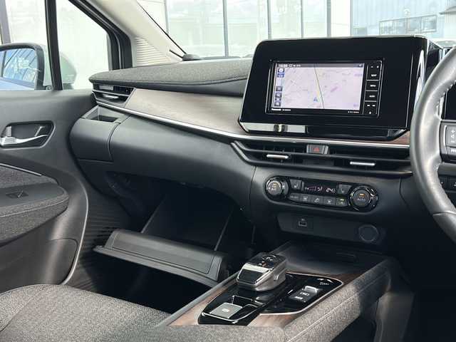 日産 オーラ G FOUR 山形県 2023(令5)年 0.3万km ブリリアントシルバー ４WD/社外ナビ/Bluetooth/フルセグTV/インテリジェントアラウンドビューモニター/インテリジェント エマージェンシーブレーキ/踏み間違い衝突防止アシスト/車線逸脱警報/ふらつき警報/フロント&バックソナー/後側方衝突防止支援システム/後退時車両検知警報/横滑り防止装置/ドライブモードセレクター/ECOモード/EVモード/前席シートヒーター/ステアリングヒーター/ステアリングスイッチ/革巻きステアリング/ハーフレザーシート/ビルトインETC/純正フロアマット/プッシュスタート/LEDヘッドライト/オートライト/フォグランプ/オートマチックハイビーム/スマートキー/スペアキー