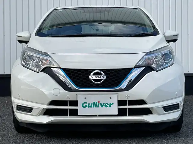 日産 ノート e－パワー X 千葉県 2016(平28)年 3.5万km ブリリアントホワイトパール 純正メモリナビ/(フルセグTV/CD/DVD/FM/AM)/全周囲カメラ/デジタルインナーミラー/ドライブレコーダー前後/衝突被害軽減システム/車線逸脱警報/横滑り防止装置/ETC/アイドリングストップ/LEDヘッドライト/ウィンカーミラー/電動格納ミラー/プッシュスタート/スマートキー/フロアマット/スペアキー/取扱説明書/保証書