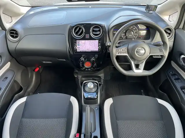 日産 ノート e－パワー X 千葉県 2016(平28)年 3.5万km ブリリアントホワイトパール 純正メモリナビ/(フルセグTV/CD/DVD/FM/AM)/全周囲カメラ/デジタルインナーミラー/ドライブレコーダー前後/衝突被害軽減システム/車線逸脱警報/横滑り防止装置/ETC/アイドリングストップ/LEDヘッドライト/ウィンカーミラー/電動格納ミラー/プッシュスタート/スマートキー/フロアマット/スペアキー/取扱説明書/保証書