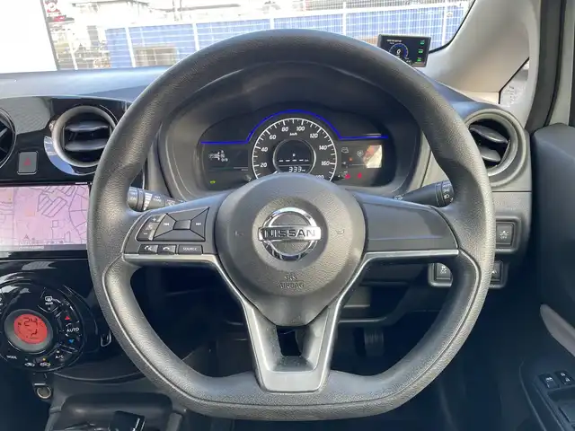 日産 ノート e－パワー X 千葉県 2016(平28)年 3.5万km ブリリアントホワイトパール 純正メモリナビ/(フルセグTV/CD/DVD/FM/AM)/全周囲カメラ/デジタルインナーミラー/ドライブレコーダー前後/衝突被害軽減システム/車線逸脱警報/横滑り防止装置/ETC/アイドリングストップ/LEDヘッドライト/ウィンカーミラー/電動格納ミラー/プッシュスタート/スマートキー/フロアマット/スペアキー/取扱説明書/保証書