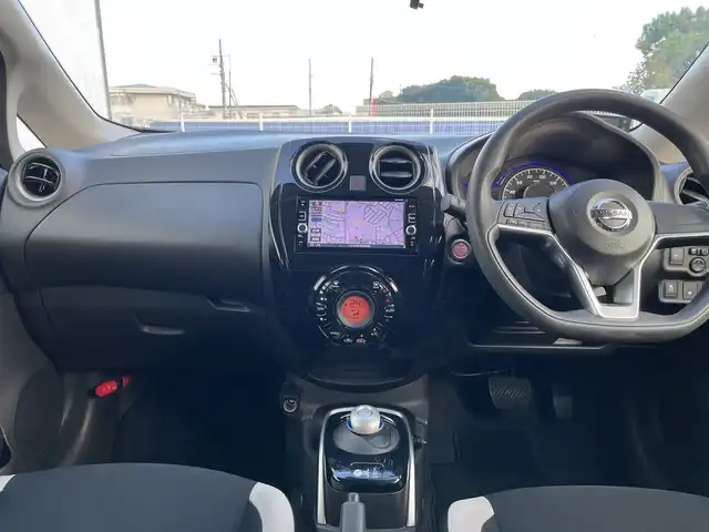 日産 ノート e－パワー X 千葉県 2016(平28)年 3.5万km ブリリアントホワイトパール 純正メモリナビ/(フルセグTV/CD/DVD/FM/AM)/全周囲カメラ/デジタルインナーミラー/ドライブレコーダー前後/衝突被害軽減システム/車線逸脱警報/横滑り防止装置/ETC/アイドリングストップ/LEDヘッドライト/ウィンカーミラー/電動格納ミラー/プッシュスタート/スマートキー/フロアマット/スペアキー/取扱説明書/保証書