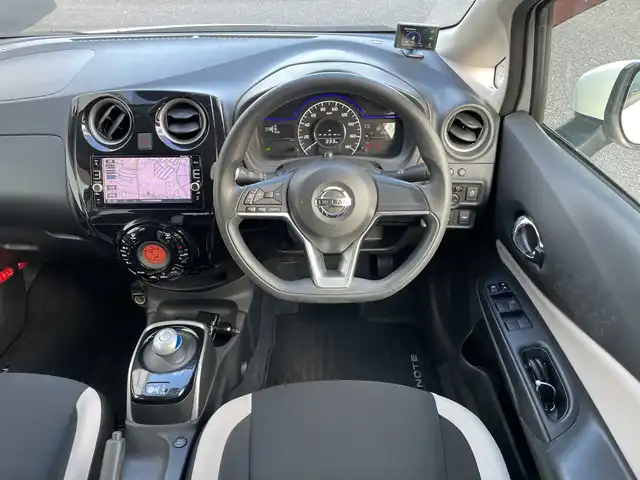 日産 ノート e－パワー X 千葉県 2016(平28)年 3.5万km ブリリアントホワイトパール 純正メモリナビ/(フルセグTV/CD/DVD/FM/AM)/全周囲カメラ/デジタルインナーミラー/ドライブレコーダー前後/衝突被害軽減システム/車線逸脱警報/横滑り防止装置/ETC/アイドリングストップ/LEDヘッドライト/ウィンカーミラー/電動格納ミラー/プッシュスタート/スマートキー/フロアマット/スペアキー/取扱説明書/保証書