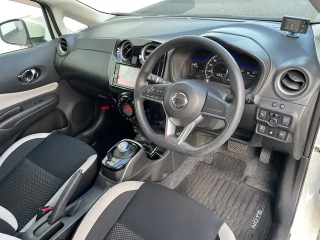 日産 ノート e－パワー X 千葉県 2016(平28)年 3.5万km ブリリアントホワイトパール 純正メモリナビ/(フルセグTV/CD/DVD/FM/AM)/全周囲カメラ/デジタルインナーミラー/ドライブレコーダー前後/衝突被害軽減システム/車線逸脱警報/横滑り防止装置/ETC/アイドリングストップ/LEDヘッドライト/ウィンカーミラー/電動格納ミラー/プッシュスタート/スマートキー/フロアマット/スペアキー/取扱説明書/保証書