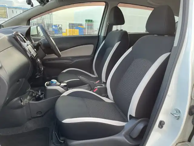 日産 ノート e－パワー X 千葉県 2016(平28)年 3.5万km ブリリアントホワイトパール 純正メモリナビ/(フルセグTV/CD/DVD/FM/AM)/全周囲カメラ/デジタルインナーミラー/ドライブレコーダー前後/衝突被害軽減システム/車線逸脱警報/横滑り防止装置/ETC/アイドリングストップ/LEDヘッドライト/ウィンカーミラー/電動格納ミラー/プッシュスタート/スマートキー/フロアマット/スペアキー/取扱説明書/保証書