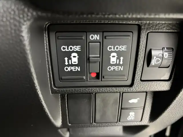 ホンダ ステップワゴン スパーダ eHEV 埼玉県 2023(令5)年 2.2万km クリスタルブラックパール 純正ナビ（Bluetooth/CD/DVD/AM/FM）/フルセグTV/バックカメラ/レーダークルーズコントロール/ブラインドスポットモニター/横滑り防止装置/レーンキープアシスト/盗難防止装置/衝突軽減システム/LEDヘッドライト/パドルシフト/両側パワースライドドア/ETC/ドライブレコーダー/スマートキー